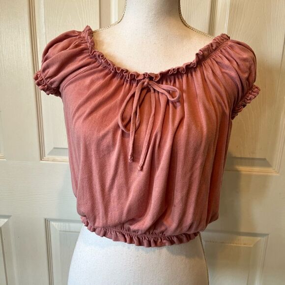 đFreeâKissesâ
Off-the-shoulder CropâTop - Picture 8 of 8